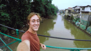 Thumbnail for vlog - Yentl Doggen on a bridge over a river in Bogor