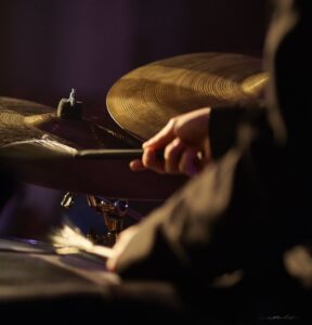 Yentl Doggen playing brushed on drums for a Exsultate concert