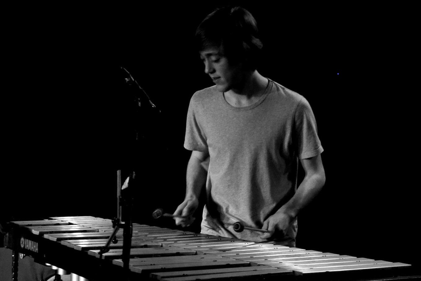 Yentl Doggen playing the vibraphone on a concert