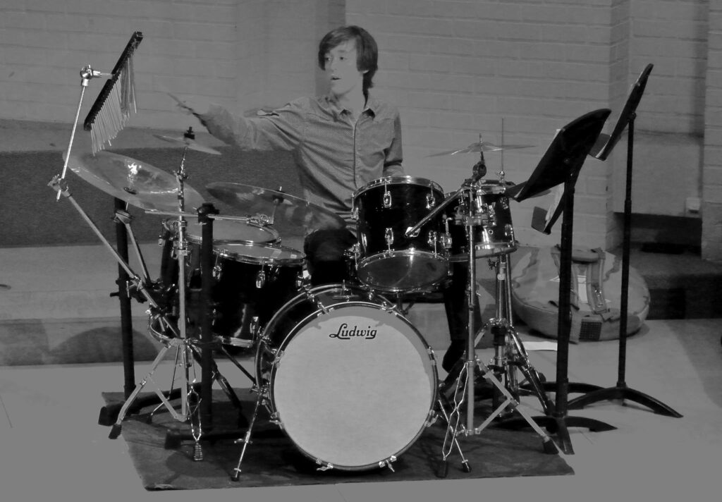 Yentl Doggen playing drums on his exam 